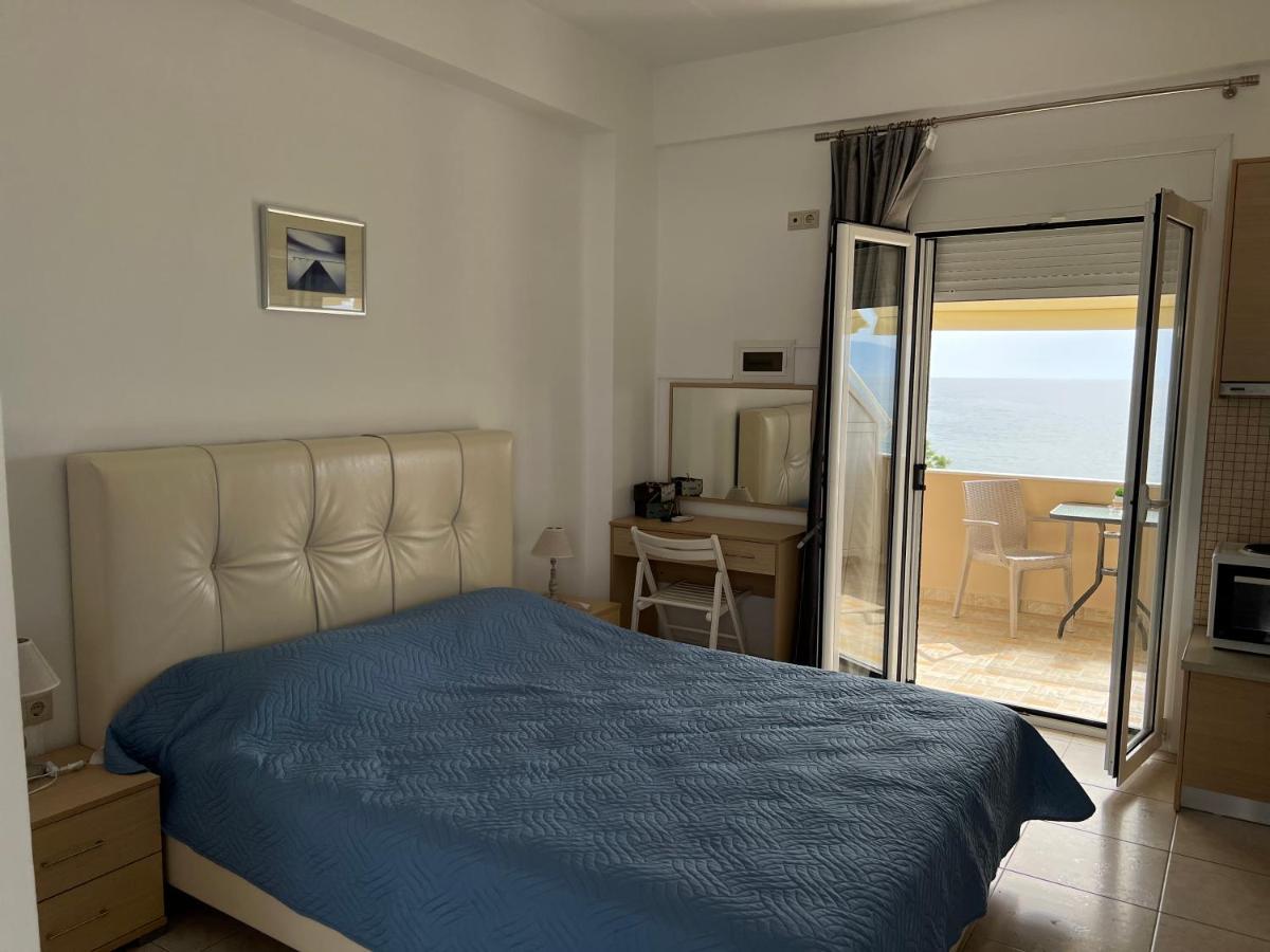 Pelini Apartment Каламаки Екстериор снимка