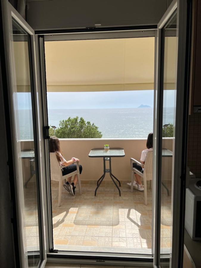 Pelini Apartment Каламаки Екстериор снимка