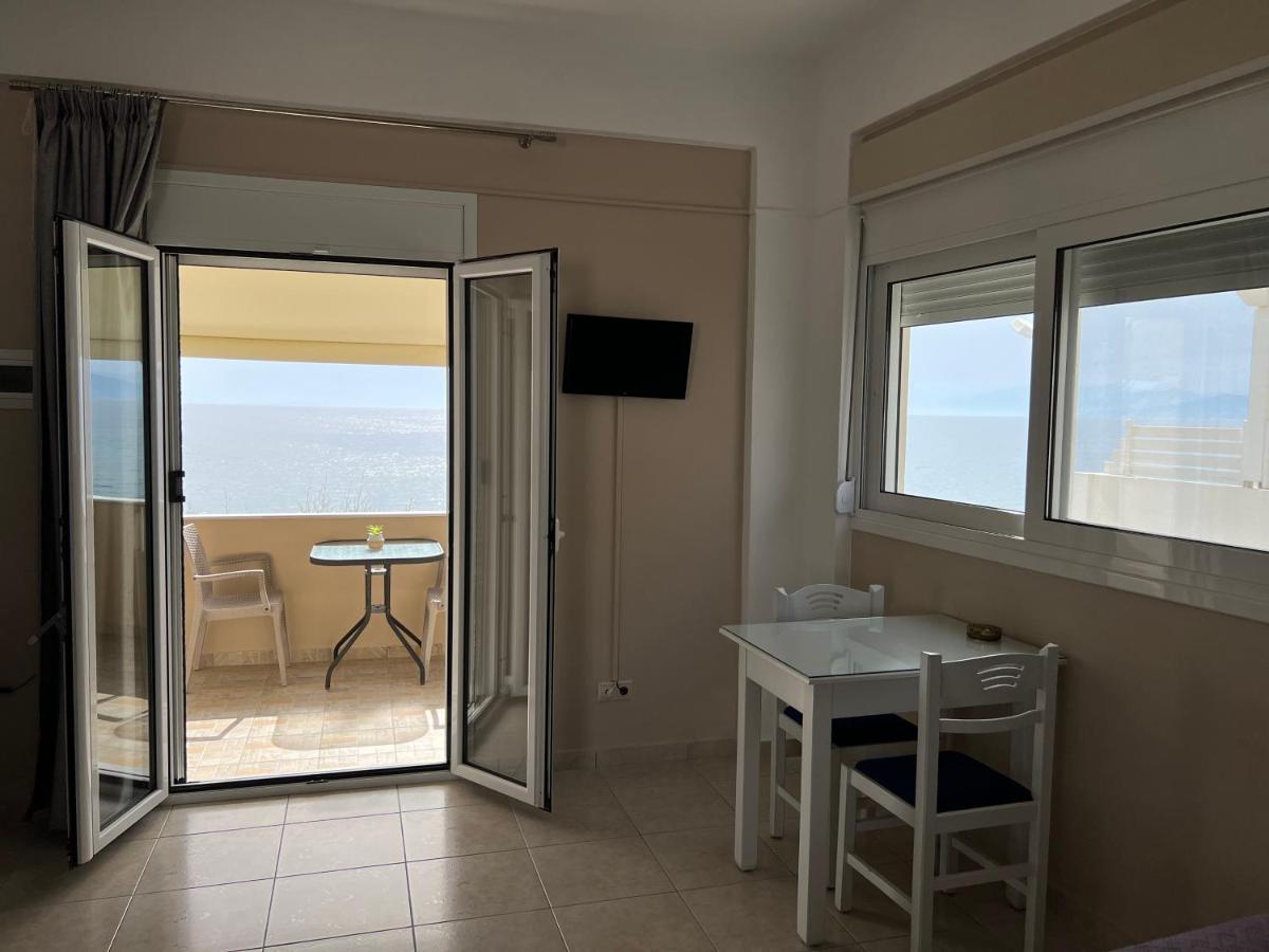 Pelini Apartment Каламаки Екстериор снимка